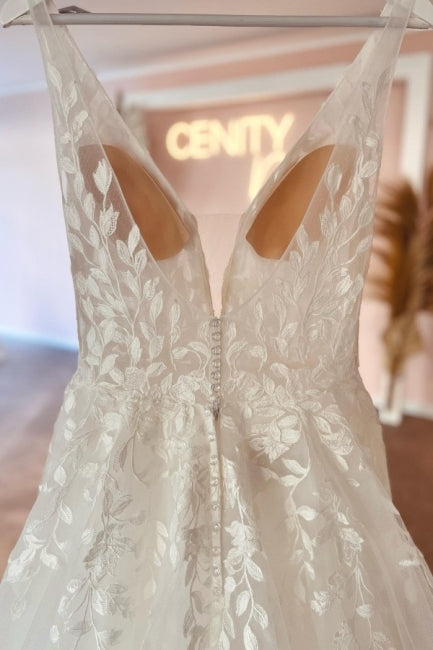 Fabulous Sweetheart Long V-Neck Sleeveless Lace Bridal Dress