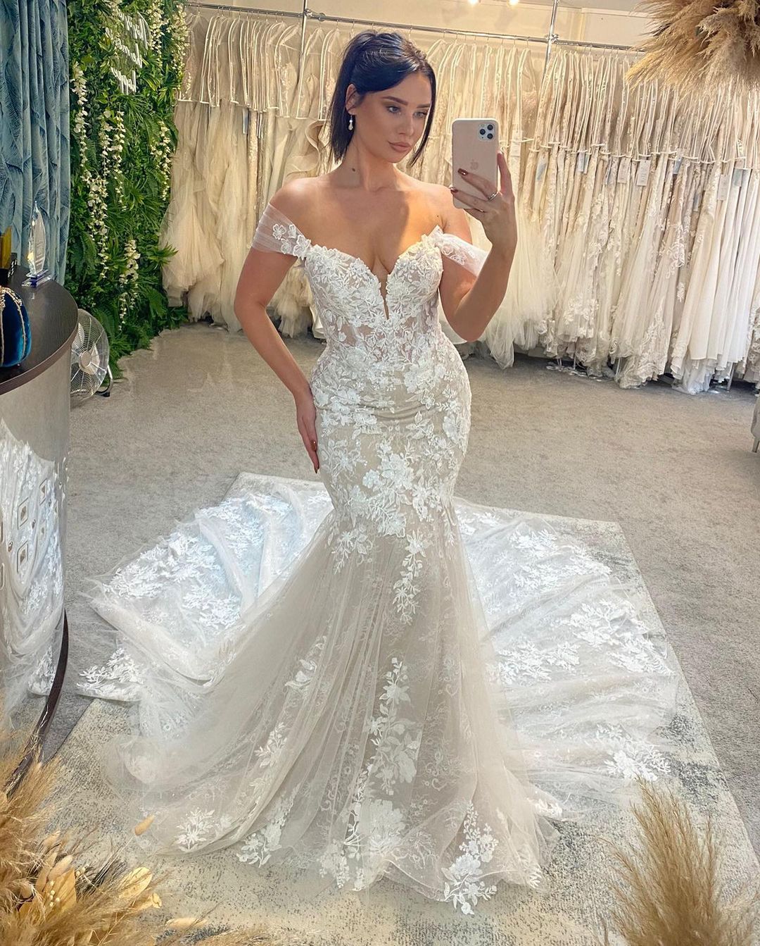 Fabulous Sweetheart Sleeveless Off-The-Shoulder Lace Bridal Dress