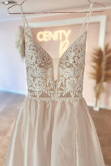Fabulous V-Neck Spaghetti-Straps Sleeveless Long Lace Bridal Dress