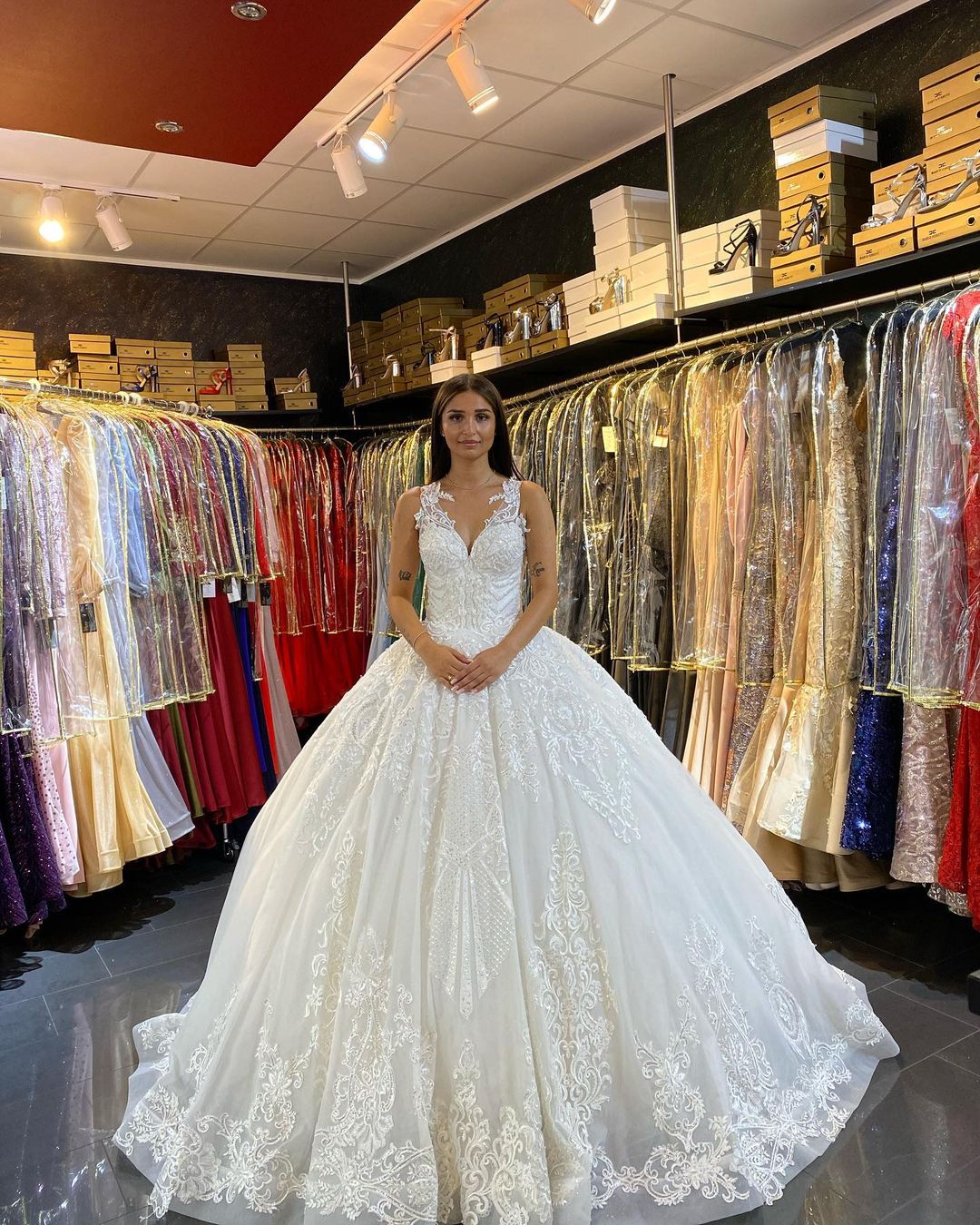 Gorgeous Sleeveless White Tulle Lace Ruffles Ball Gown Wedding Dresses