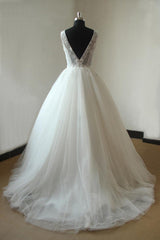 Gorgeous V-neck Sleeveless Appliques Wedding Dress | White Ball Gown Tulle Bridal Gowns