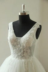Gorgeous V-neck Sleeveless Appliques Wedding Dress | White Ball Gown Tulle Bridal Gowns