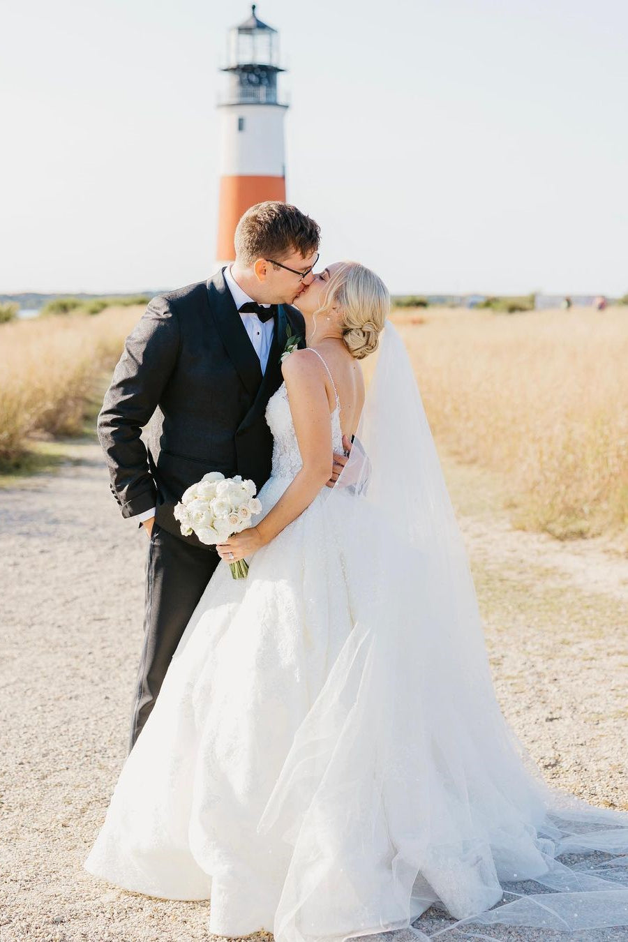 Gorgeous White V-Neck Backless Bridal Dresses Lace Appliques