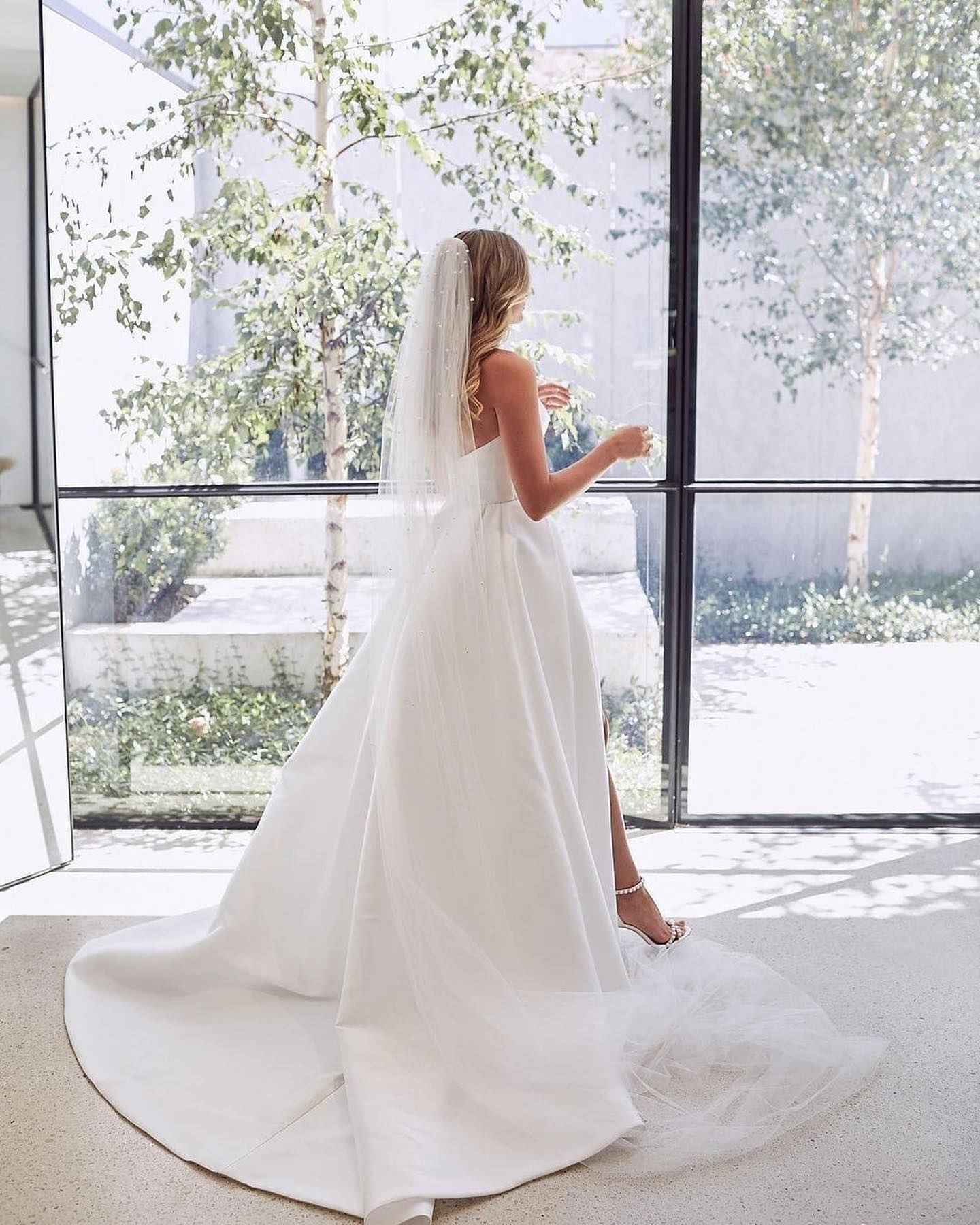 Ivory Sweetheart A-Line Court Train Wedding Dresses with Split | Suzhoufashion Ivory Sweetheart A-Line Court Train Wedding Dresses with Split | Suzhoufashion