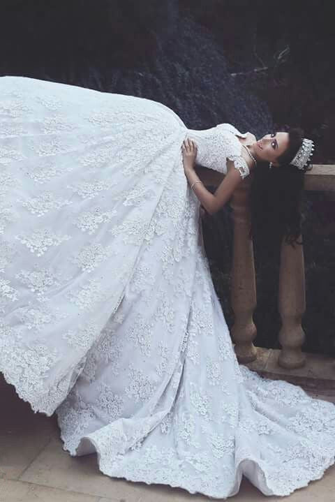 Lace Appliques Princess Bride Dress Luxurious Off-The-Shoulder Ball-Gown Wedding Dress