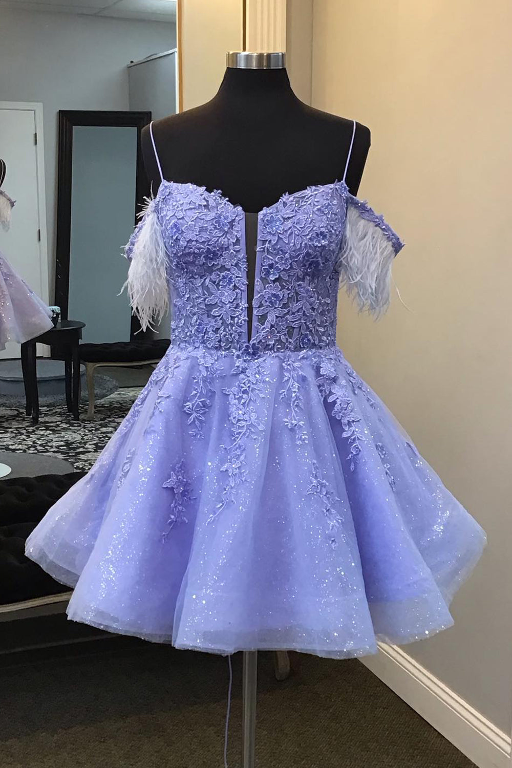 Lavender Homecoming Dresses Corset A-Line Lace Short Cocktail Dresses With Feathered Detachable Sleeves