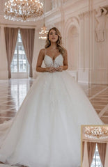 Noble Spaghetti-Straps Sleeveless Ball Gown Lace Bridal Dress