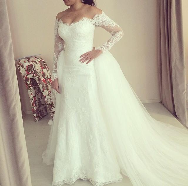 Off-the-shoulder Wedding Dress Long Sleeve Puffy Tulle Train Elegant Bridal Dresses