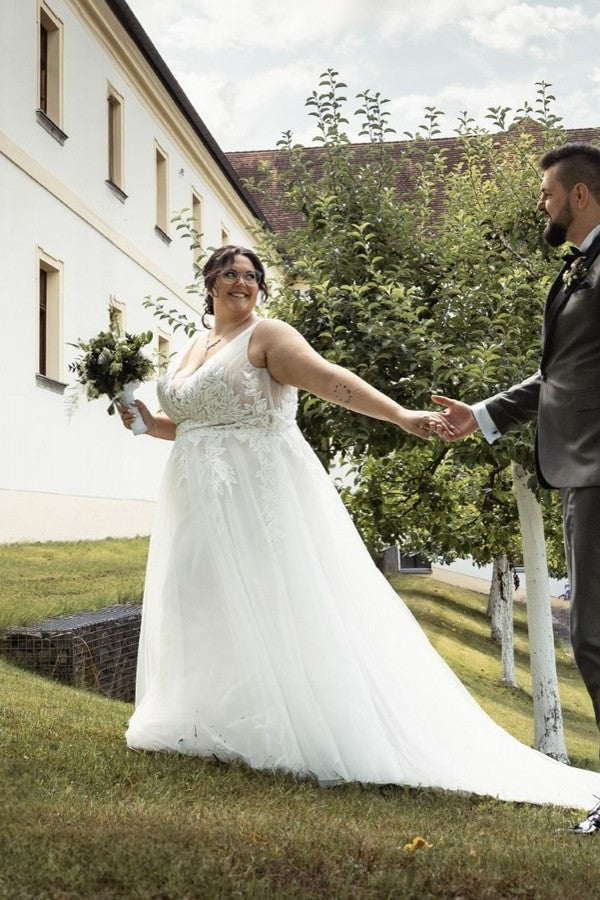 Plus Size Beach Wedding Dress V Neck A Line Tulle Bridal Gown with Lace Appliques