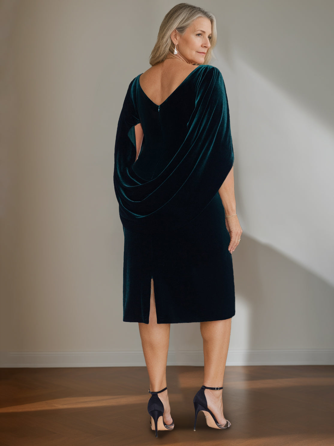 Plus Size Velvet Mother of the Bride A Line Dress with Scoop Neck and Ruffled Knee Length Hem