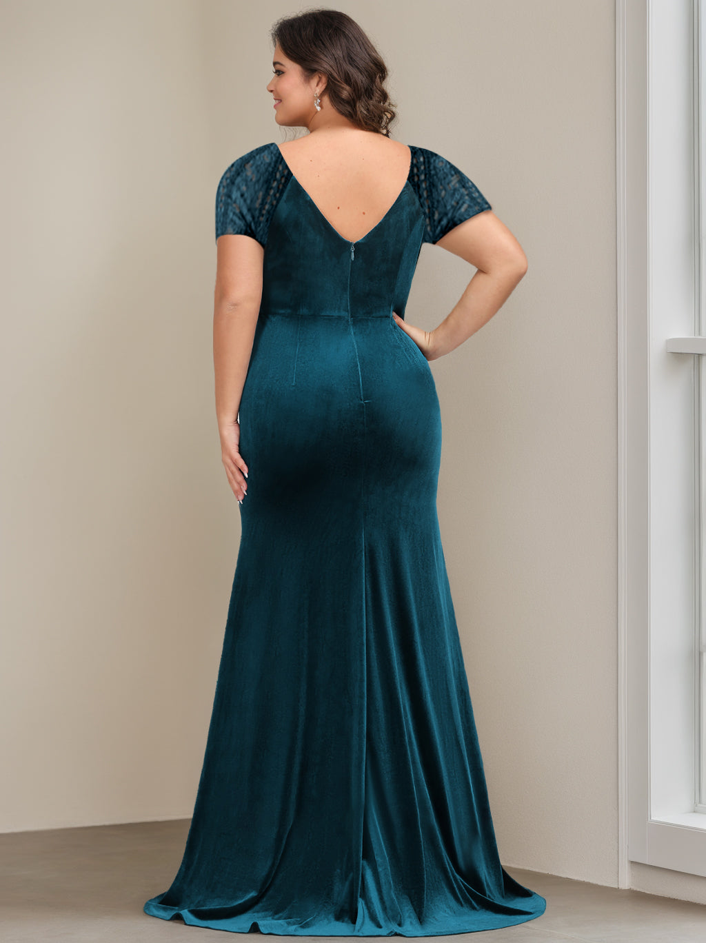 Plus Size Velvet Mother of the Bride Dress with Ruffles & Appliques in Trumpet Mermaid V Neck Short Sleeves Long