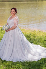 Plus Size Wedding Dress 3/4 Sleeve A Line Tulle Bridal Gown with Lace Appliques