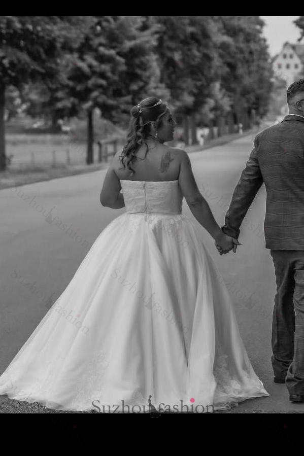 Plus Size Wedding Dresses Sweetheart Neck A Line Bridal Gowns with Lace Appliques