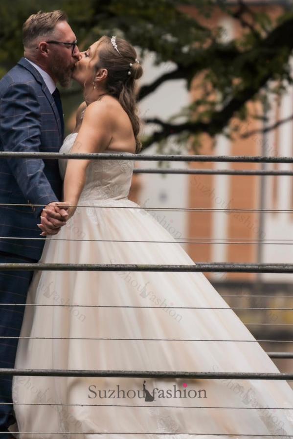 Plus Size Wedding Dresses Sweetheart Neck A Line Bridal Gowns with Lace Appliques