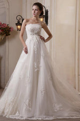 Princess A-Line Strapless Wedding Dress Scalloped-Edge Satin Tulle Sleeveless Bridal Gowns with Chapel Train