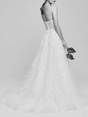 Romantic Backless A-Line Wedding Dresses Sweetheart Lace Tulle Strapless Bridal Gowns with Court Train