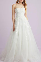 Romantic Backless A-Line Wedding Dresses Sweetheart Lace Tulle Strapless Bridal Gowns with Court Train