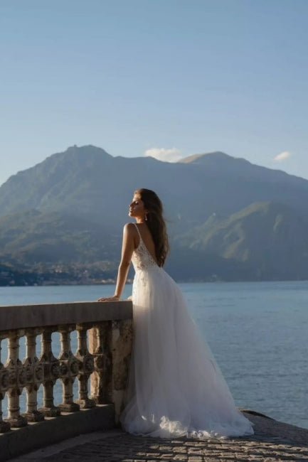 Romantic Spaghetti-Straps Sleeveless Long Lace Beach Bridal Dress