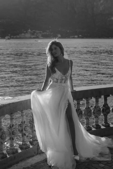Romantic Spaghetti-Straps Sleeveless Long Lace Beach Bridal Dress