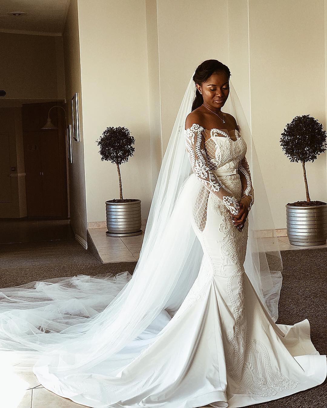 Sexy Off The Shoulder Long Sleeves Wedding Dress Mermaid Fit And Flare Applique Bridal Gowns | Suzhoufashion Sexy Off The Shoulder Long Sleeves Wedding Dress Mermaid Fit And Flare Applique Bridal Gowns | Suzhoufashion