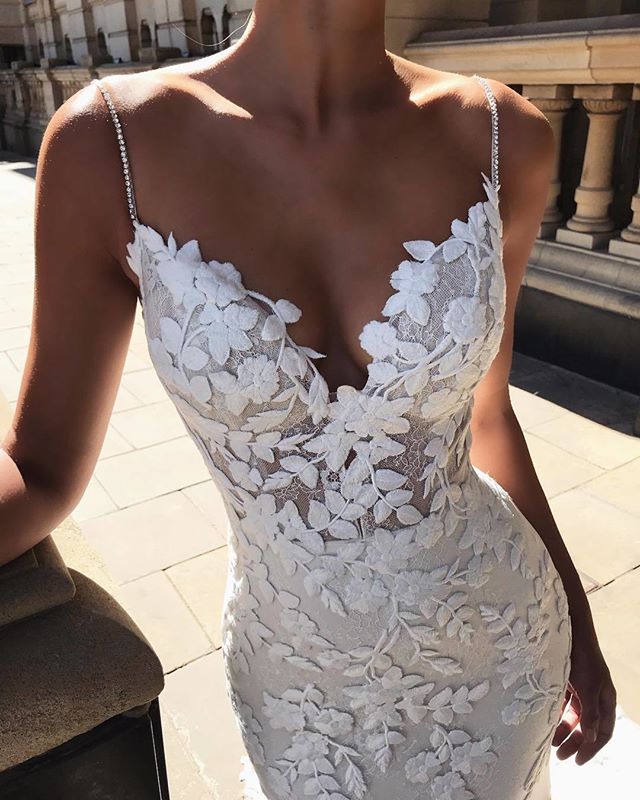 Sexy Spaghetti-Straps Lace Appliques Beach Wedding Dress Mermaid Bridal Gowns
