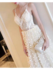 Simple A-Line Beach Wedding Dresses V-Neck Lace Tulle Casual Beach Plus Size Bridal Gowns with Sweep Train