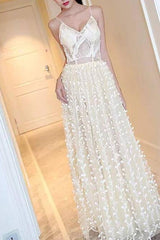 Simple A-Line Wedding Dresses V-Neck Lace Tulle Casual Beach Plus Size Bridal Gowns with Sweep Train