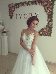 Sleeveless Lace Applique A-Line Bridal Gowns Button Tulle Long Wedding Dress