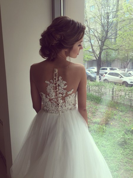 Sleeveless Lace Applique A-Line Bridal Gowns Button Tulle Long Wedding Dress