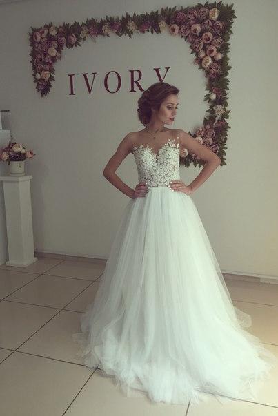 Sleeveless Lace Applique A-Line Bridal Gowns Button Tulle Long Wedding Dress