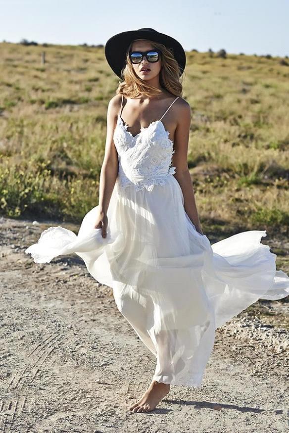 Spaghetti Straps Beach Beach Wedding Dresses V-neck Open Back Chiffon Bridal Gown BO7255