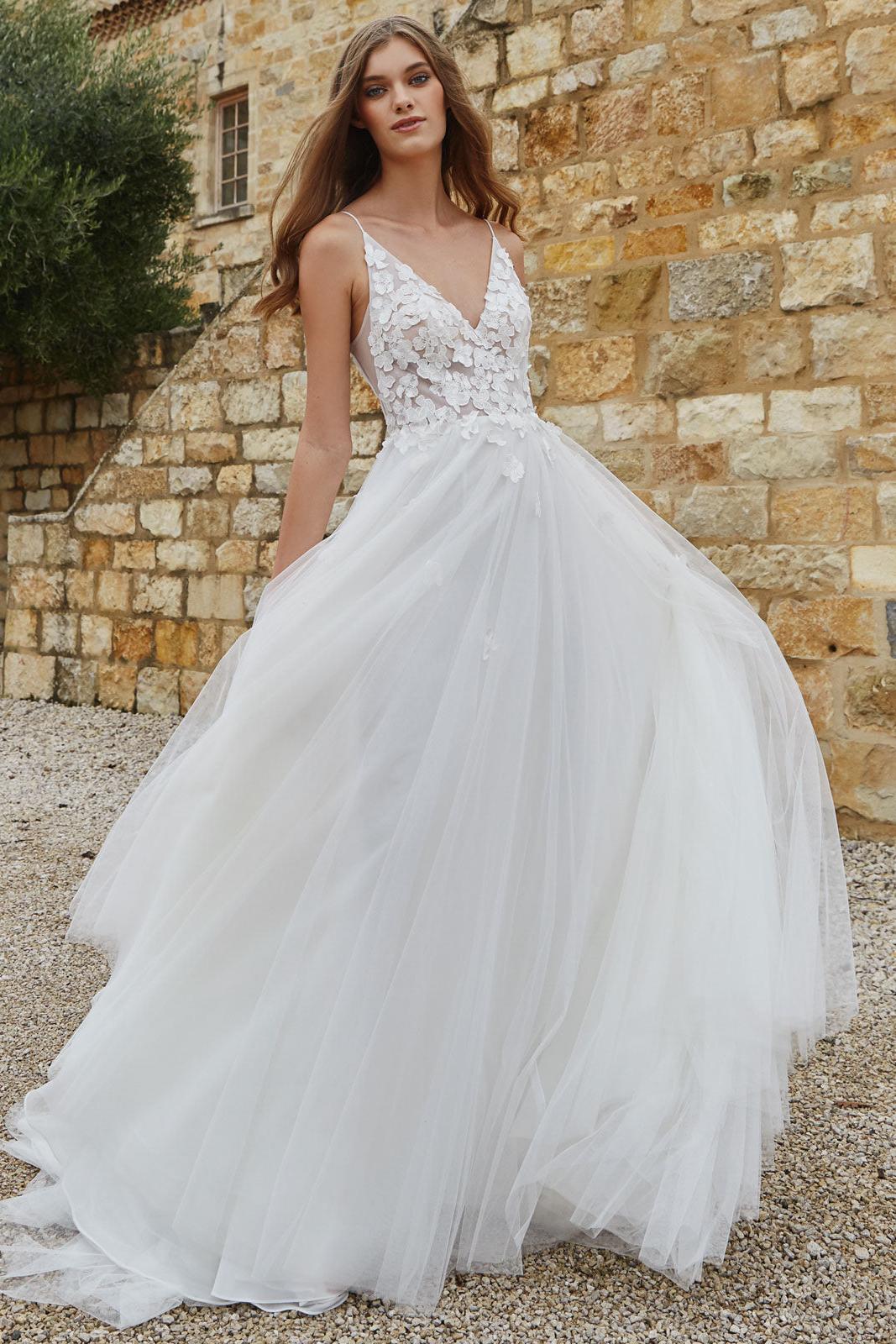 Spaghetti Straps V Neck Tulle Zipper A-Line Wedding Dresses With Lace