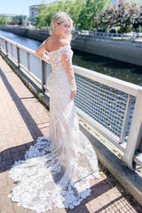 Stunning Off-the-Shoulder Long Sleeve Sweetheart Appliques Lace Mermaid Wedding Dress