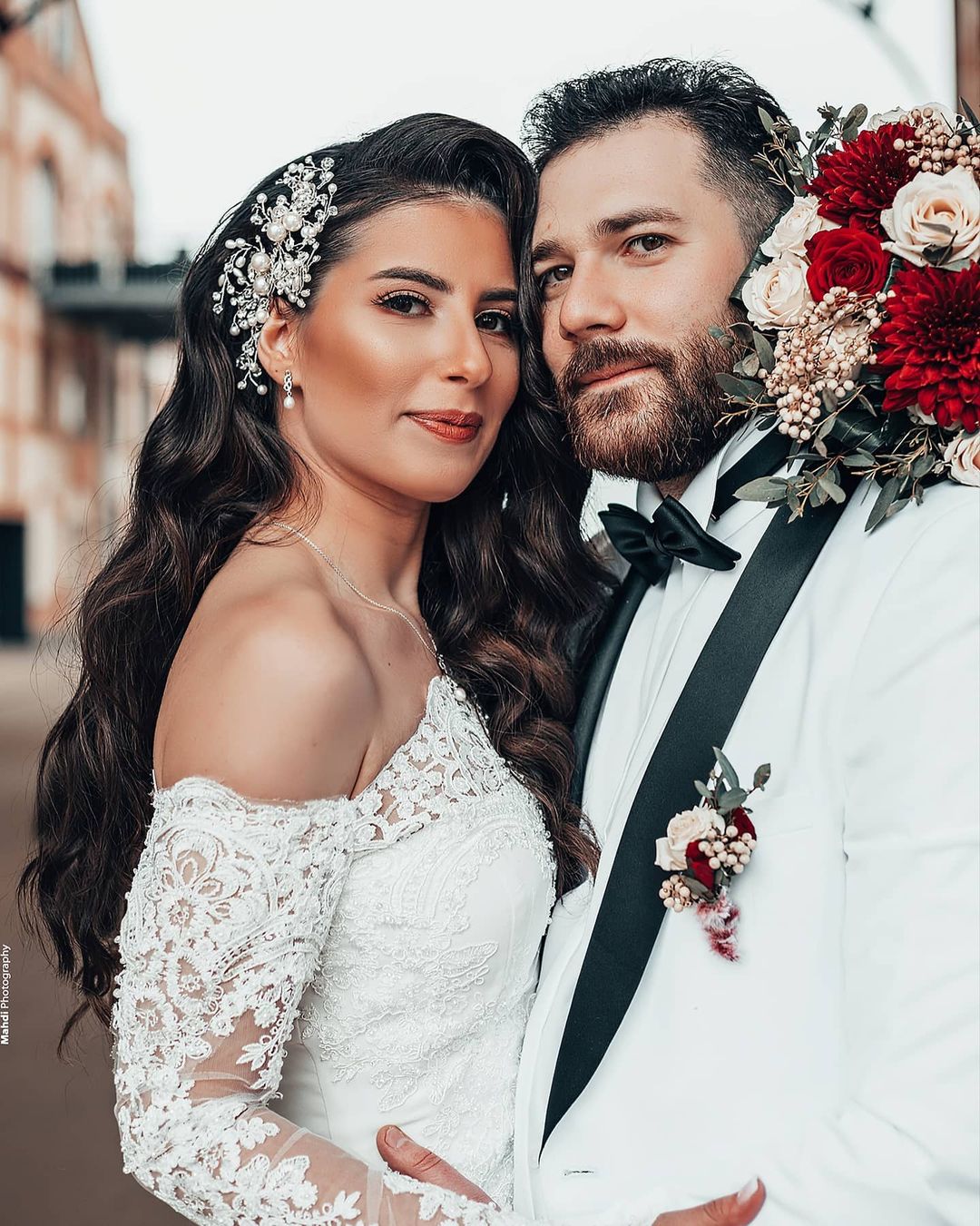 Stylish Off Shoulder Long Sleeves Meramid WEdding Gown with Lace Appliques