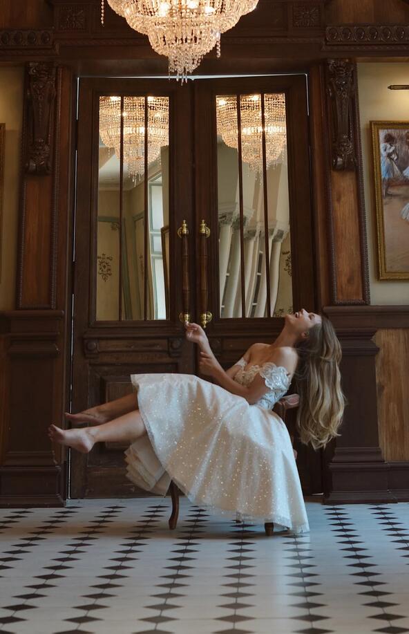 Stylish Off-the-Shoulder Lace Appliques Short Beach Wedding Dress Glitter Sequins Dress for Bride