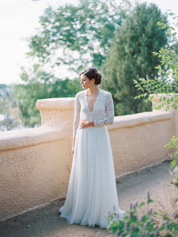 V-Neck Lace Long Sleeve Vintage Bridal Gown Latest Floor Length Custom Made Beach Wedding Dress
