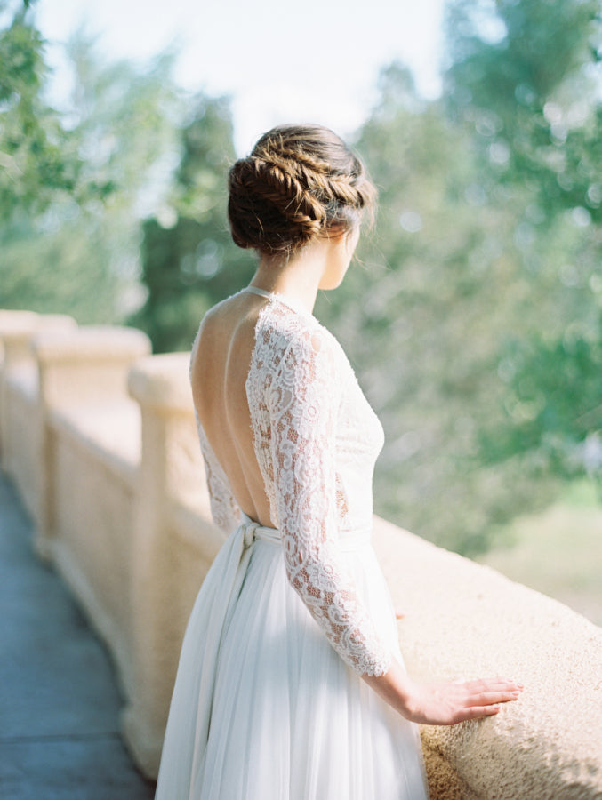 V-Neck Lace Long Sleeve Vintage Bridal Gown Latest Floor Length Custom Made Beach Wedding Dress