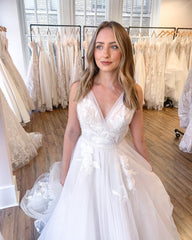 V neck Floral Lace Tulle Sleeveless Wedding Dress