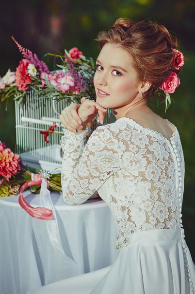 Vintage Long Sleeve White Lace Bridal Gown V-Neck Long Sweep Train Plus Size Beach Wedding Dress