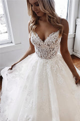 White Appliques Fascinating Spaghetti-Straps Ball-Gown Chapel-Train Lace Wedding Dresses