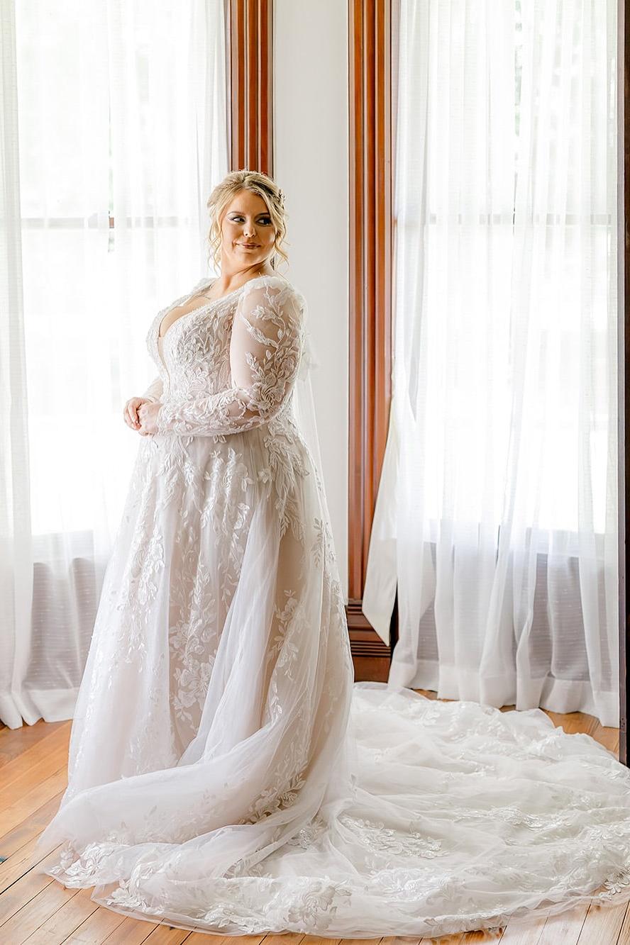 White Wedding Dress A Line V Neck Long Sleeves Lace Chapel Train Bridal Gown With Appliques White Wedding Dress A Line V Neck Long Sleeves Lace Chapel Train Bridal Gown With Appliques