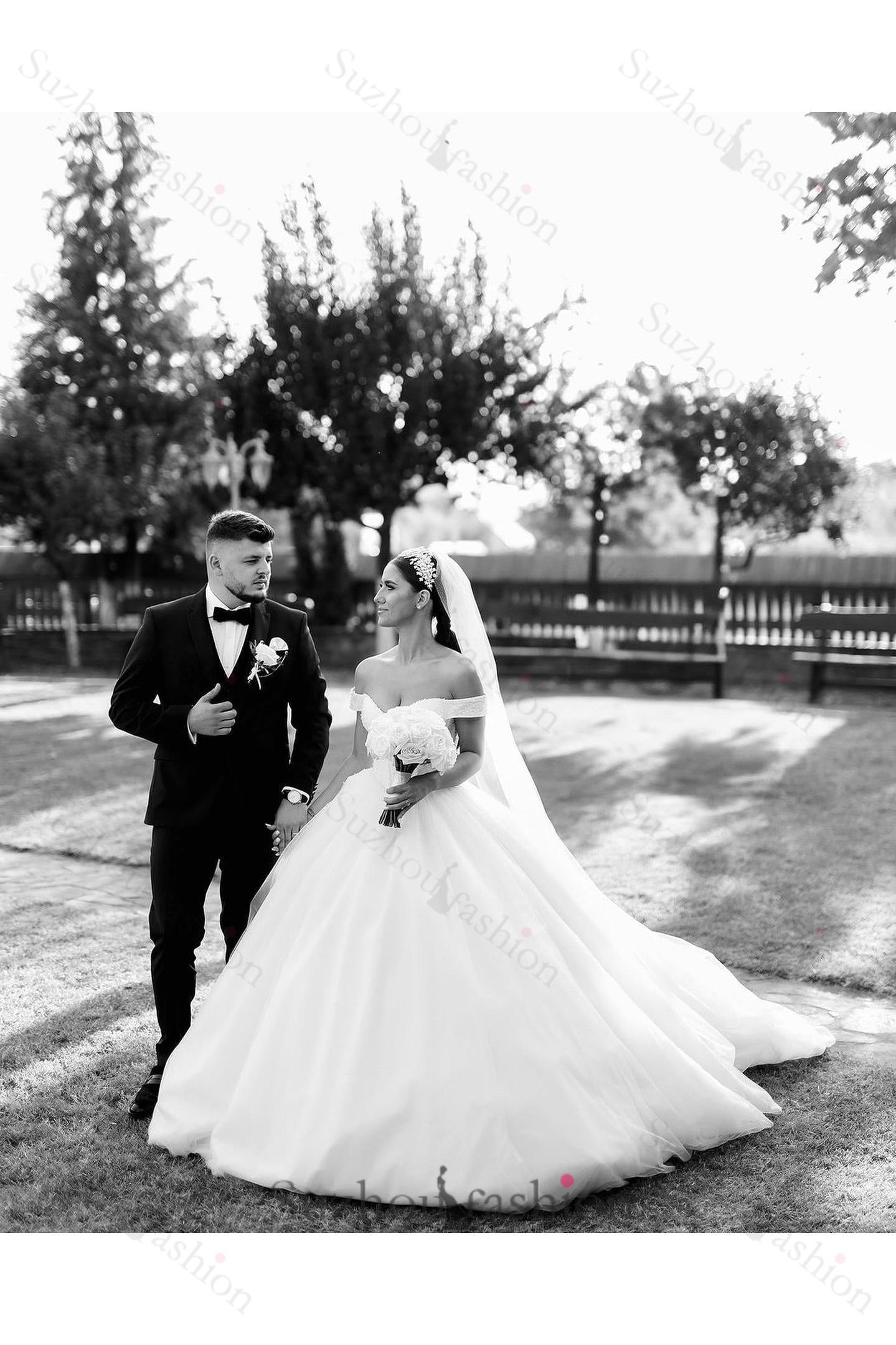 White Wedding Dress Sweetheart Ball Gown Off The Shoulder Sleeveless Lace Up Cathedral Train Tulle Bridal Gown